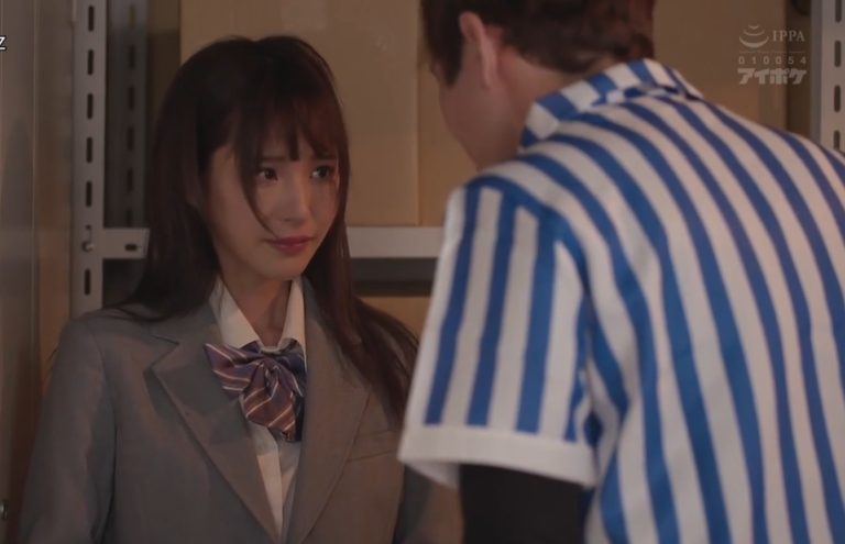 Cô nàng ăn trộm đồ bị nhân viên bắt gặp..