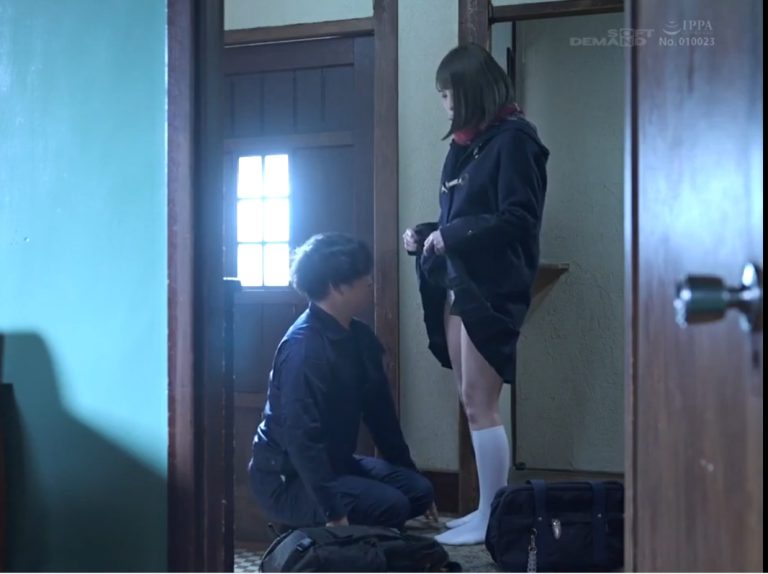 Tôi thấy thật sảng khoái khi được úp mặt vào váy em tôi mỗi buổi sáng..