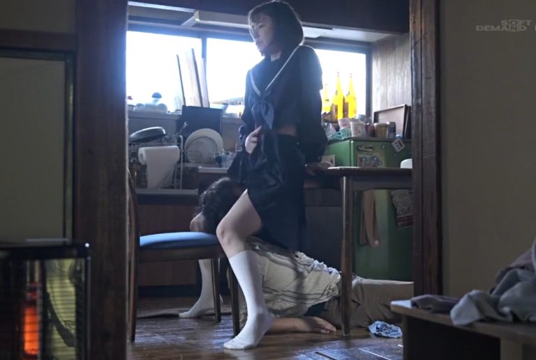 Tôi thấy thật sảng khoái khi được úp mặt vào váy em tôi mỗi buổi sáng..