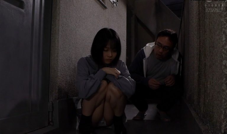 Cô bé hàng xóm mặc đồng phục hay sang nhà ông chú trung niên chơi, vô tư quá nên bị không nhịn nổi xuất vào trong