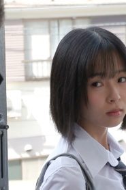 Cô bé hàng xóm mặc đồng phục hay sang nhà ông chú trung niên chơi, vô tư quá nên bị không nhịn nổi xuất vào trong