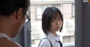 Cô bé hàng xóm mặc đồng phục hay sang nhà ông chú trung niên chơi, vô tư quá nên bị không nhịn nổi xuất vào trong