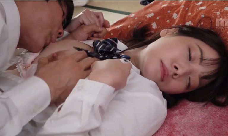 Lần đầu có bạn gái, ở quê chán chẳng có gì chơi nên chỉ biết “làm” liên tục mồ hôi nhễ nhại