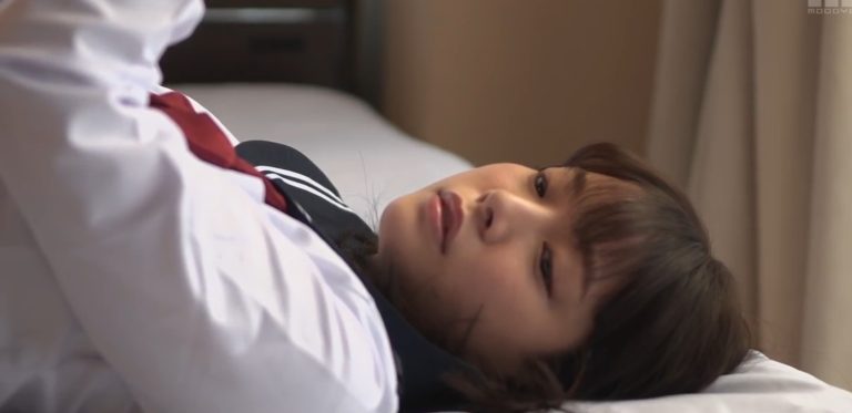 Cháu gái “giết thời gian” bằng những lần quan hệ bí mật đầy kích thích