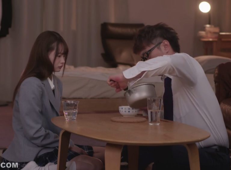 “Thầy Ơi, Em Không Muốn Về Nhà…”